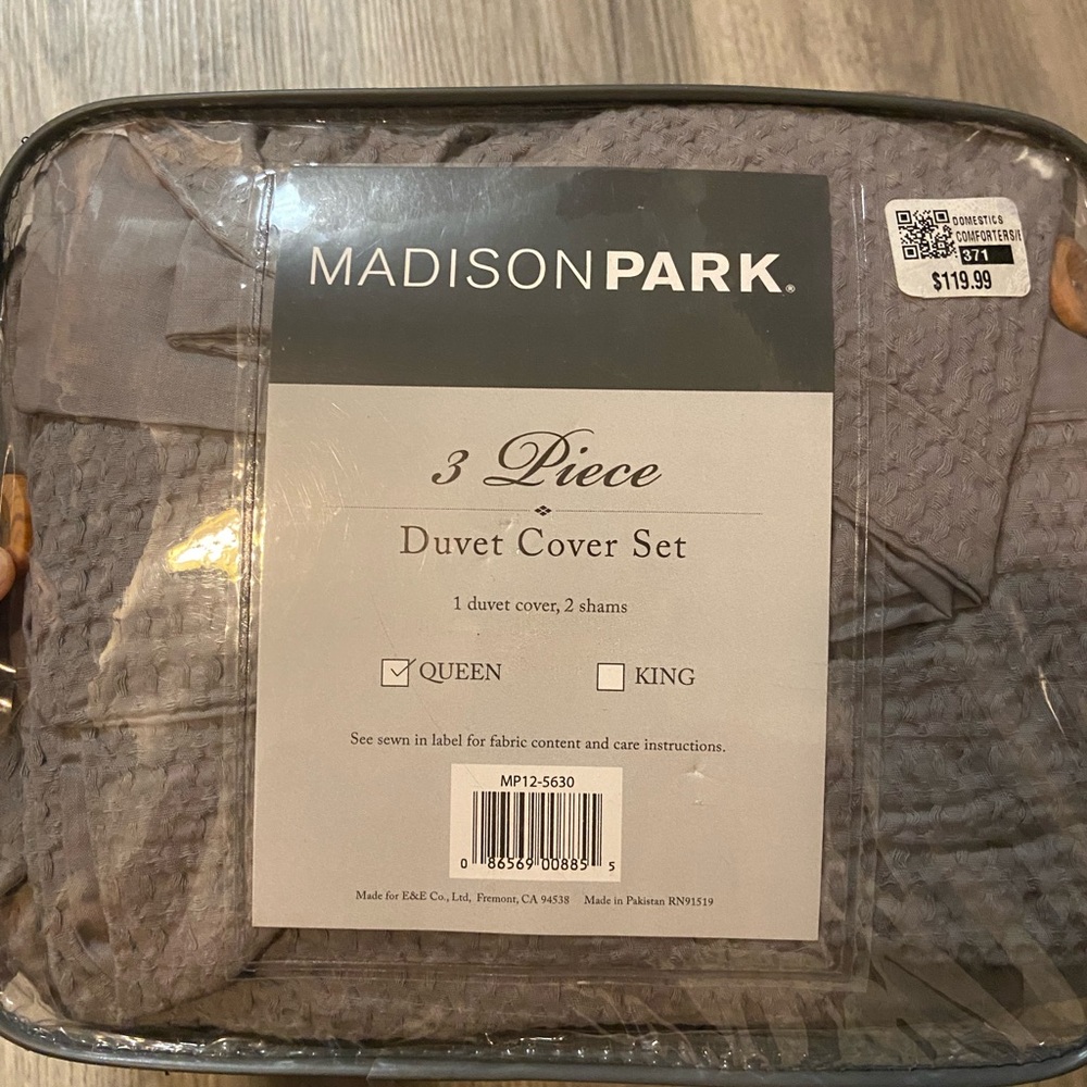 Brand new duvet queen cover with two pillow cases